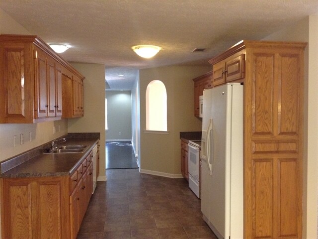 Building Photo - 2122 Creek Trail Dr