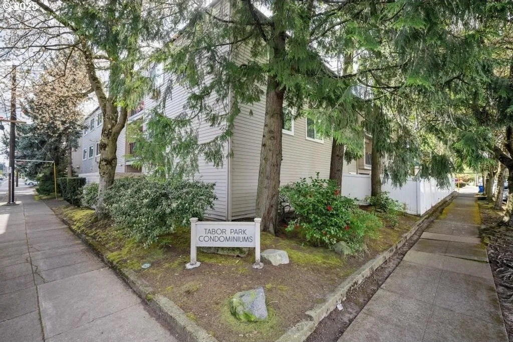 Foto principal - 6600 SE Division St