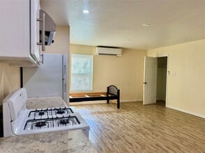 Building Photo - 711 Hahlo St