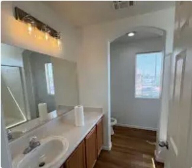 Foto del edificio - Beautiful 2 bedroom townhouse with garage