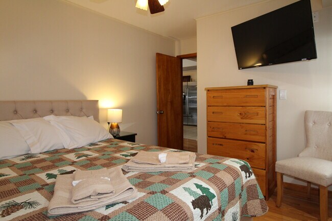 Dormitorio n.° 1 con televisor Roku de pantalla plana. - 102 Holiday Ln