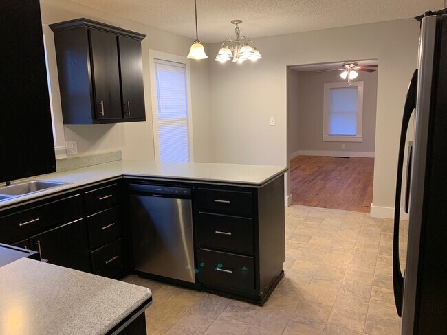 Building Photo - Cute 3 Bedroom Near Downtown for Pre-Lease