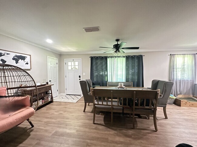 Building Photo - BEAUTIFUL CUSTOM HOME