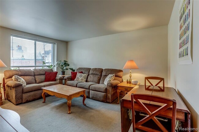 Living Room - 400 Hillside Ct