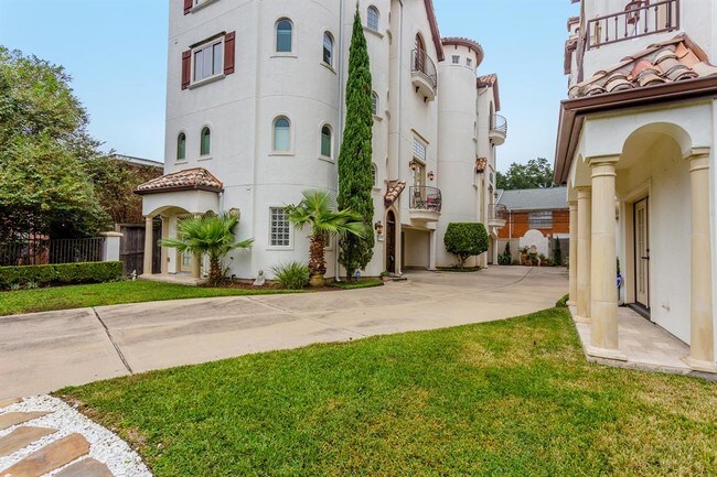 Foto del edificio - 4710 Oakshire Dr