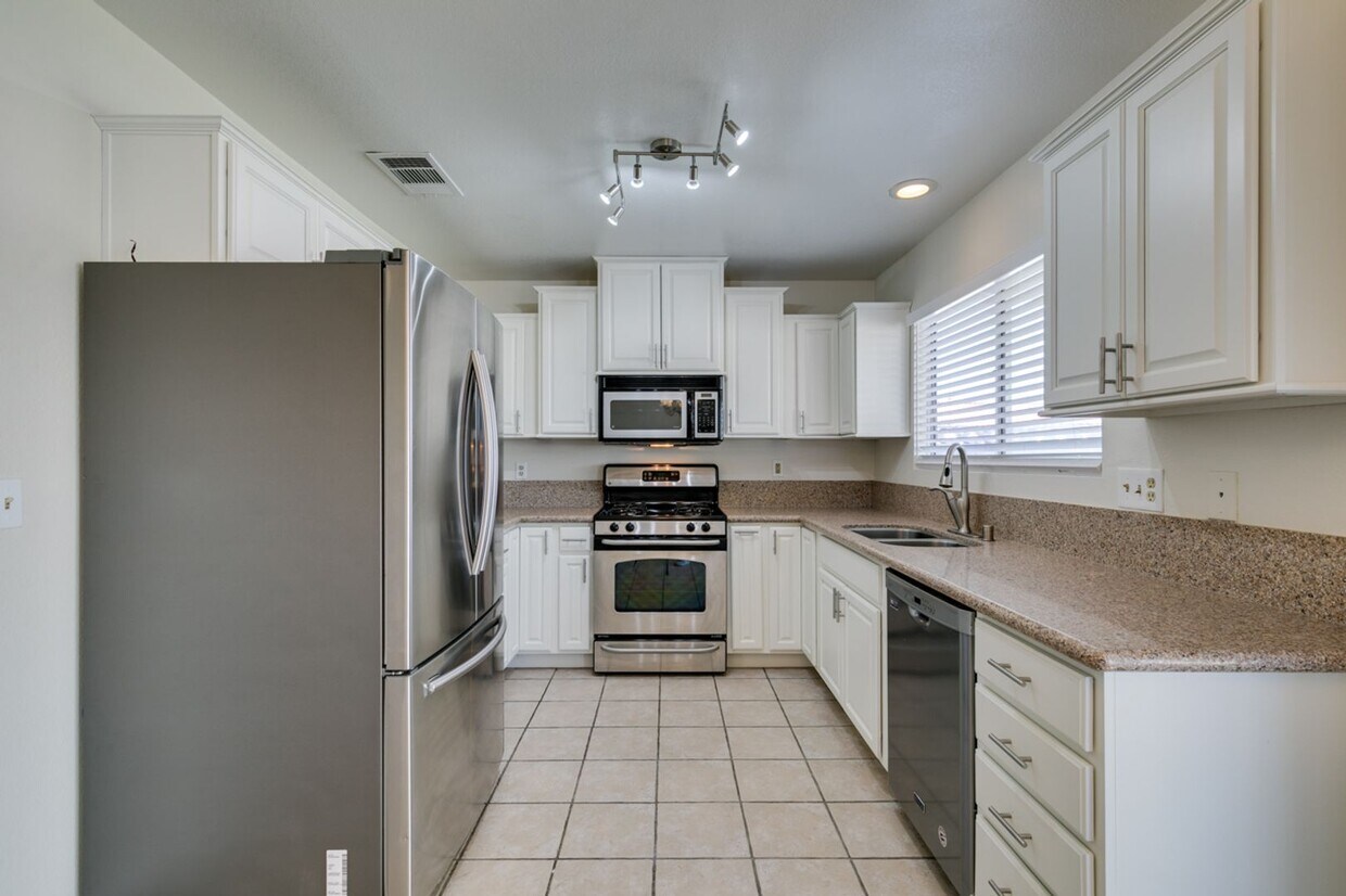 Foto principal - AVAILABLE 1/1/26- Beautiful 3-Bedroom, 2-Bathroom Home in Green Valley