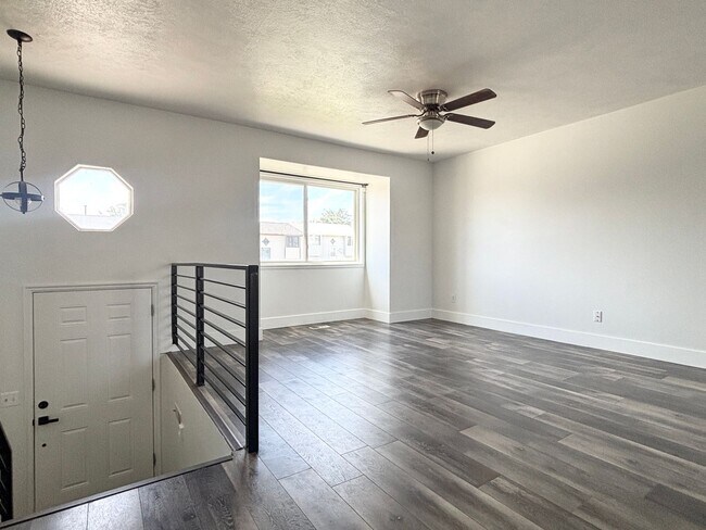 Foto del edificio - Awesome Remodel with 1 Car Garage!