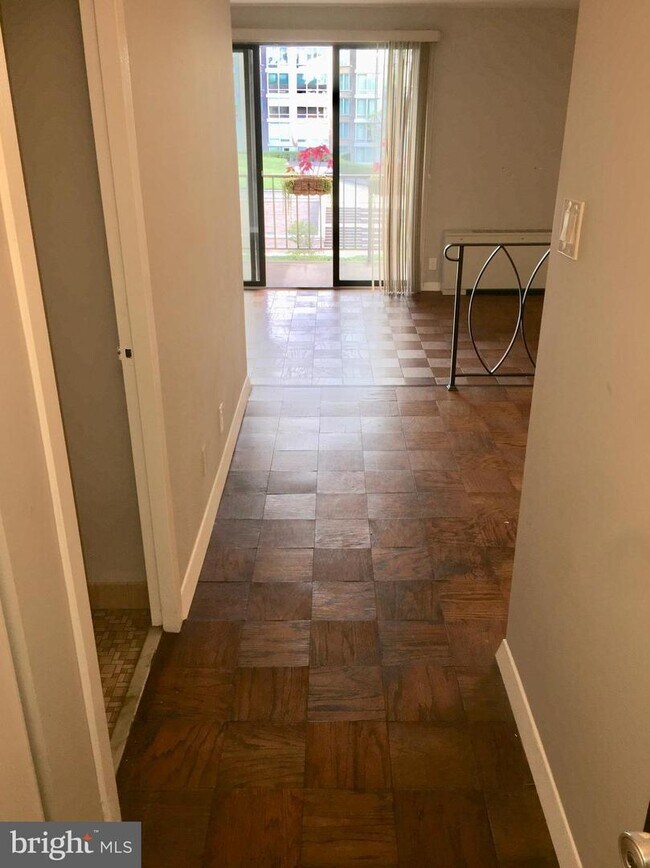 Entry Way - 2201 L St NW