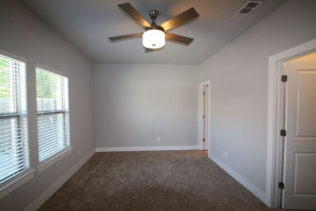 Building Photo - Incredible 3/2 Duplex Home ** Lovely Open ...