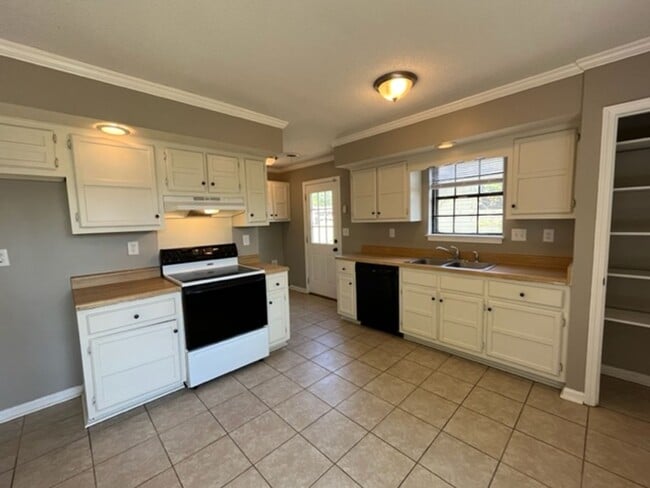 Building Photo - Renovated 3 Bedroom 2 Bath Home for Rent!!
