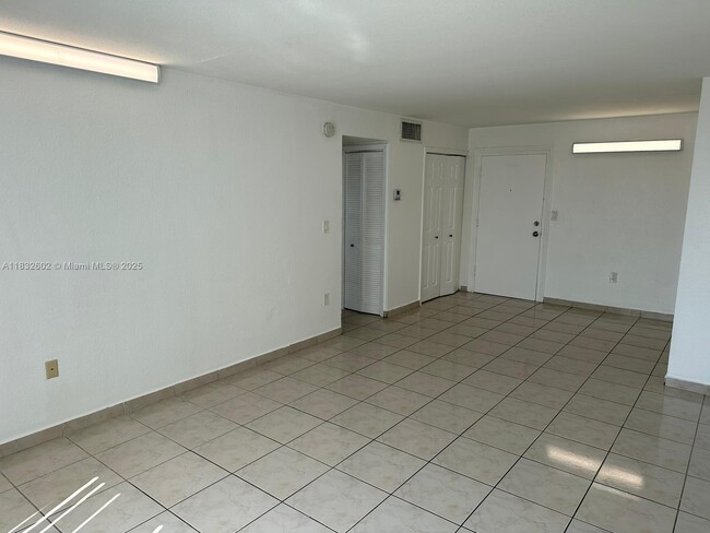 Foto del edificio - 666 W 81st St
