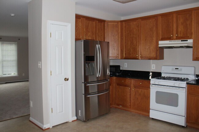 Foto del edificio - Beautiful 3-Level Townhouse with Finished Basement & Garage