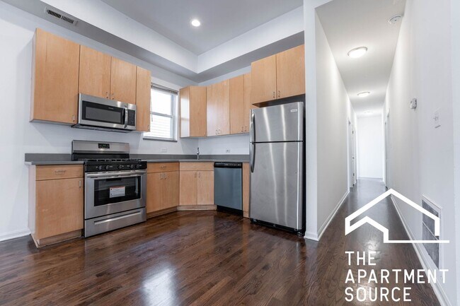 Foto del edificio - Spacious 4BR/2BA in Logan Square — Steps from the Blue Line!
