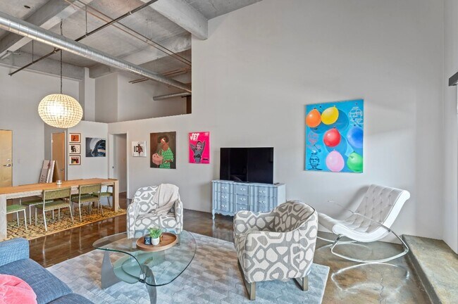 Building Photo - Fully Furnished 2 Bed / 2 Bath Modern Apar...