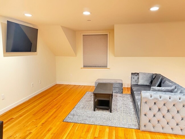 Building Photo - 1017 E Front St