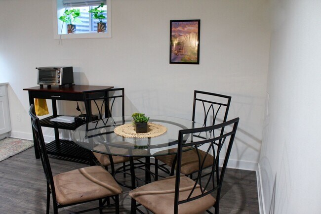 Building Photo - 535 Perry St