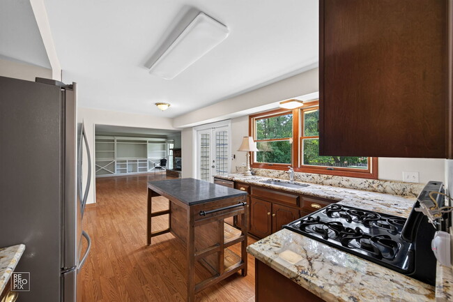 Building Photo - 683 Honeysuckle Dr