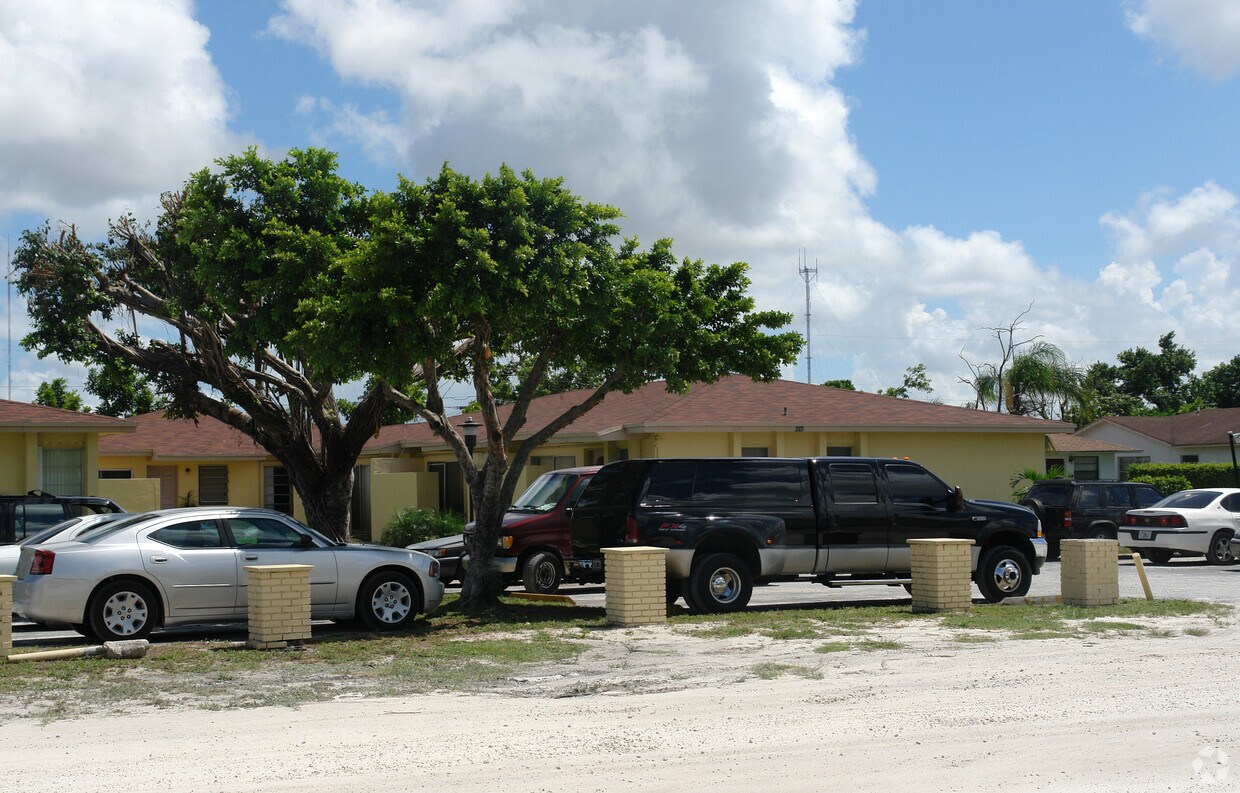 Building Photo - 6040 SW 25th St