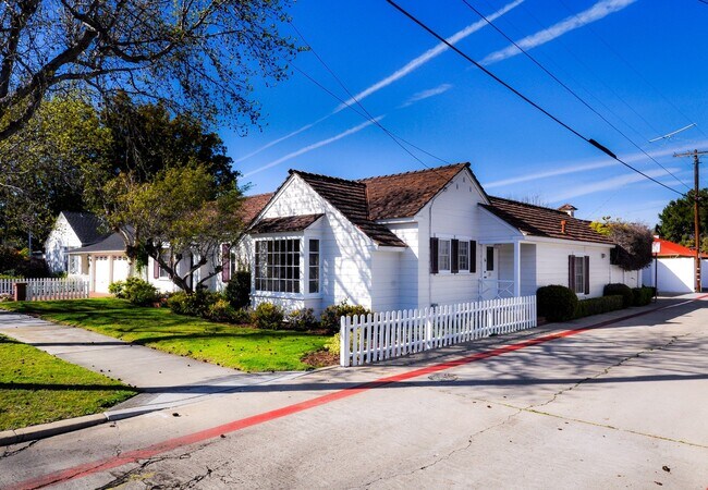 Foto del edificio - Beautiful 4 bedroom, 3 bath house. Available end of March. Long Term Unfurnished Rental!