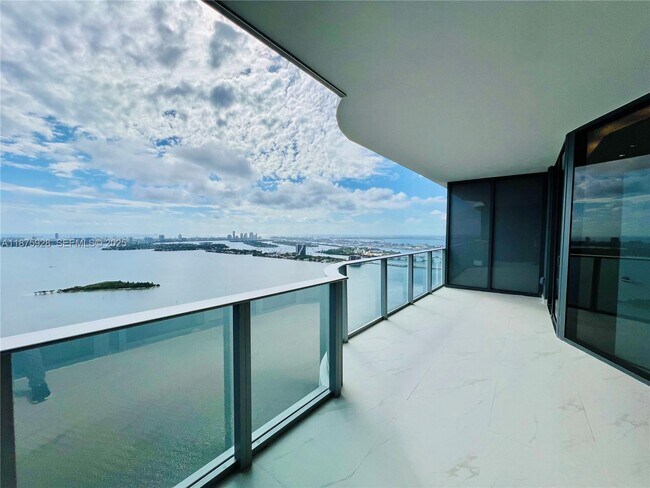 Building Photo - 700 NE 24th St