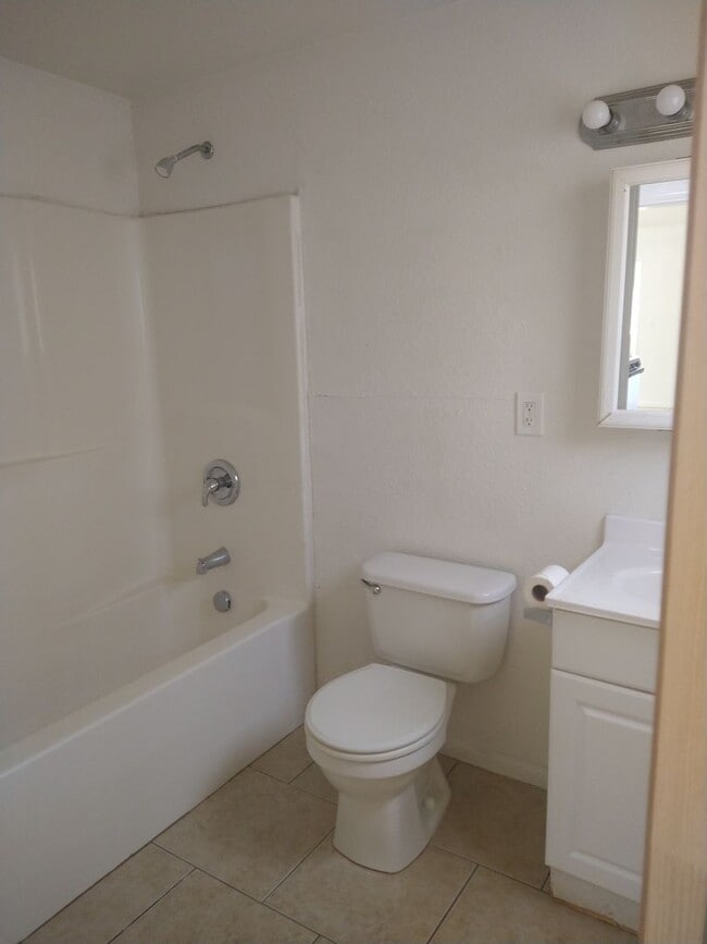 Building Photo - Nice and Quite 1 bedroom 1 bath with Bonus...