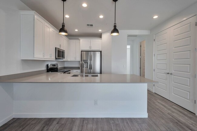 Foto del edificio - Brand New Luxurious Townhome in Warner Meadow