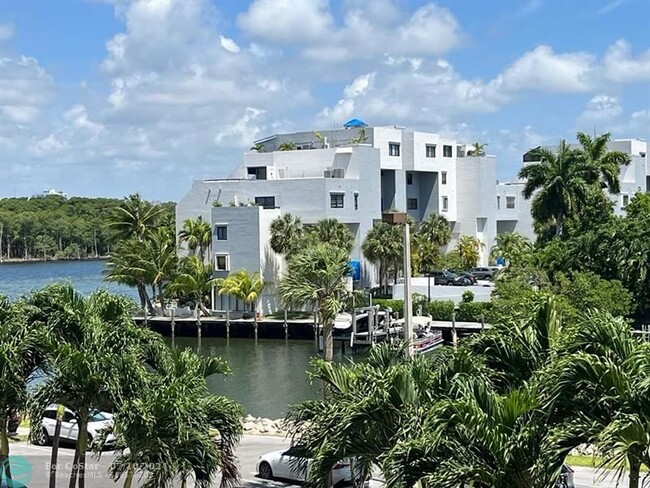 Building Photo - 400 Kings Point Dr