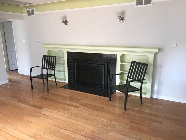 Living room - 1878 Warwick St