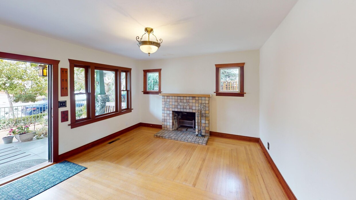 Foto principal - Stunning 1927 Prairie-Craftsman Home with ...