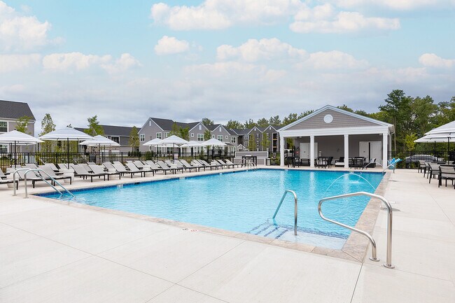 Terraza de la piscina - Crescent Woods