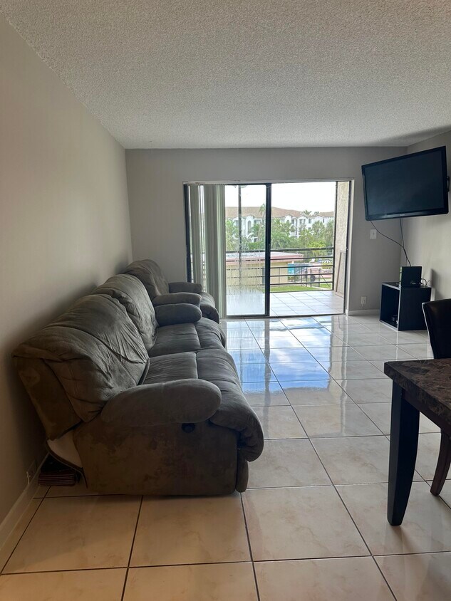 Foto principal - 9355 SW 8th St