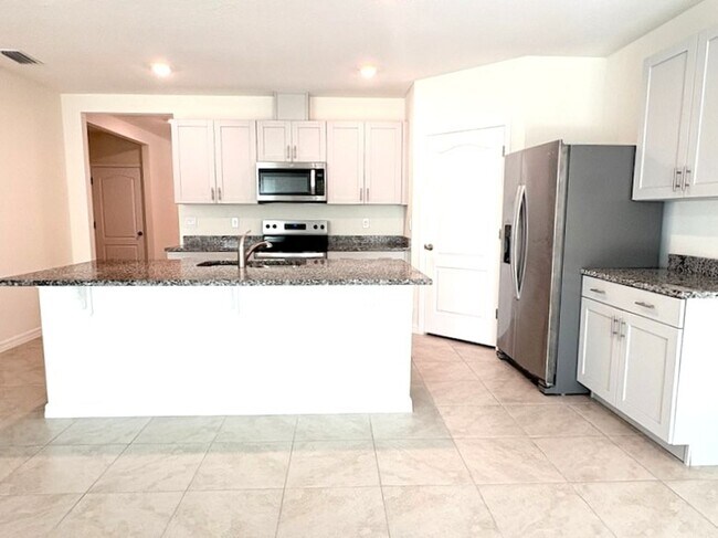 Building Photo - Beautiful 4 Bedroom Home in Ormond Station!
