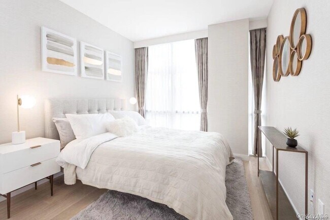 Foto del edificio - 33-66-66 Farrington St