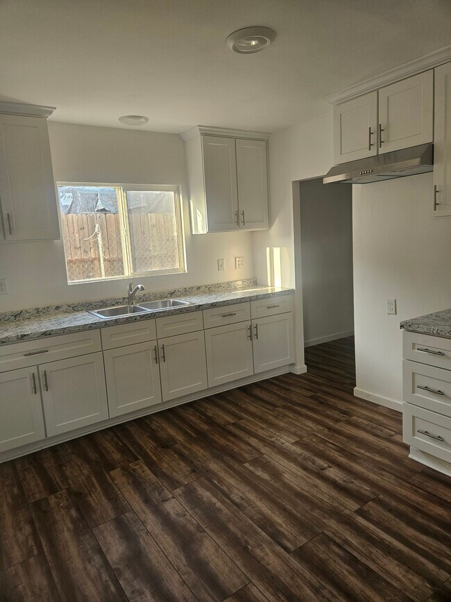 Kitchen - 916 N Ditman Ave