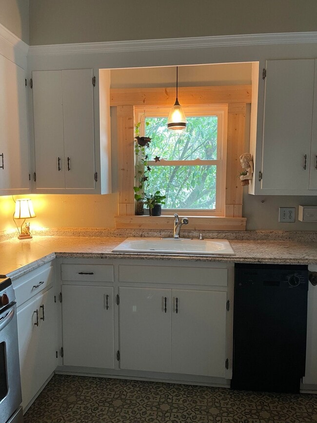 Building Photo - 320 N Poplar St