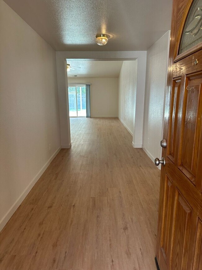 Foto del edificio - 2923 W Jerome Ave