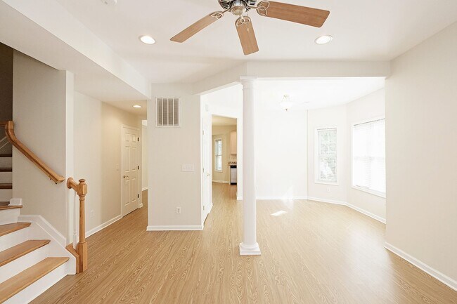 Building Photo - End-Unit Townhome Convenient to 5th St Sta...