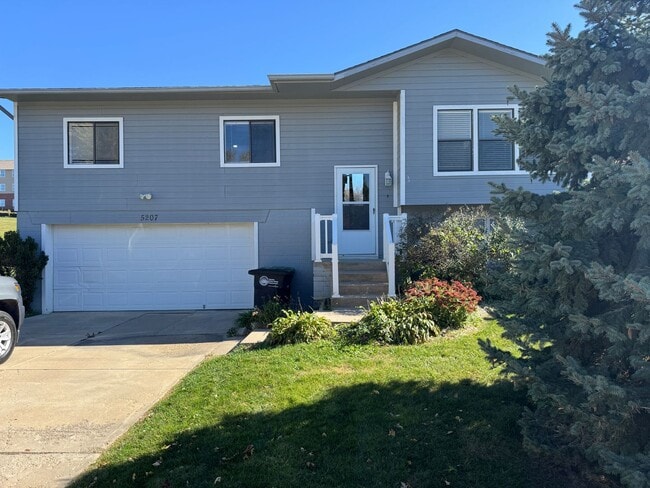 Foto del edificio - Bright and spacious split-entry home with a finished lower level, large yard, and plenty of updates!