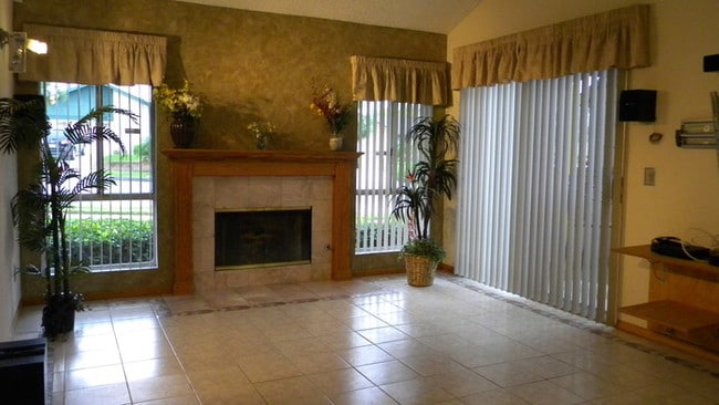 Building Photo - GORGEOUS LARGE CORONA TOWNHOUSE 3/2.5 $2100