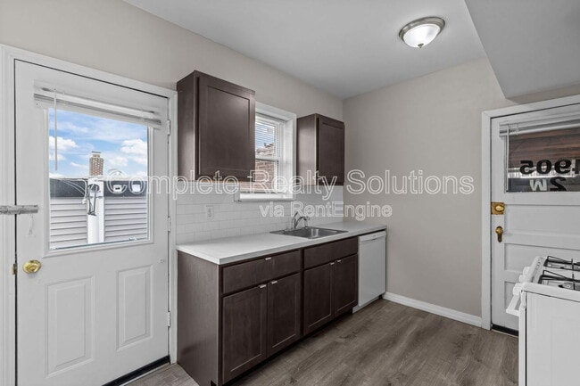 Building Photo - 4905 Winona Ave