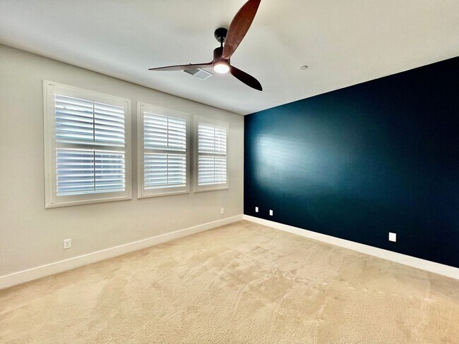 Foto del edificio - Beautiful 3B/2.5BA townhome in Mission Val...
