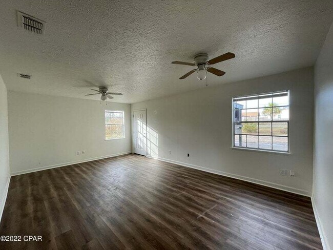 Building Photo - "Charming 1-Bed Apartment with Modern Comf...