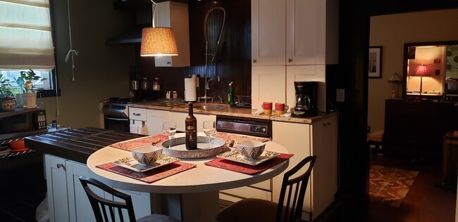 Cozy dinner area - 42 Hutton St