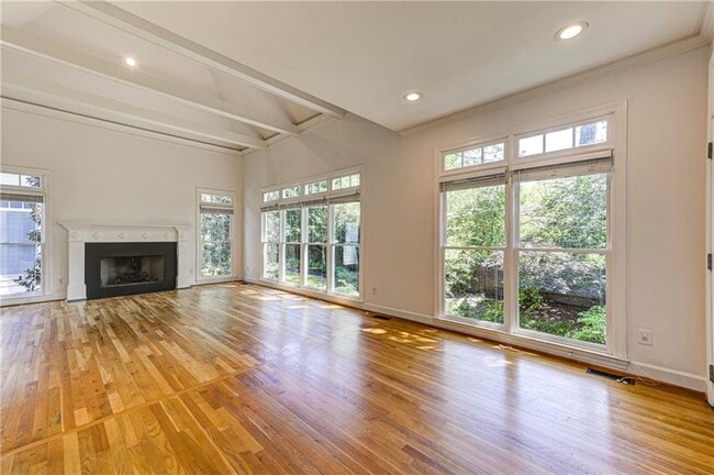 Building Photo - 1103 Fairway Gardens NE