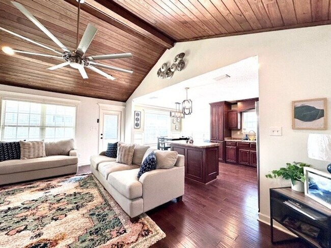 Foto del edificio - Charming 3BR/2BA Home with Vaulted Wood Ceiling, Island Kitchen & Privacy Fence – Nelson Hill Sub...