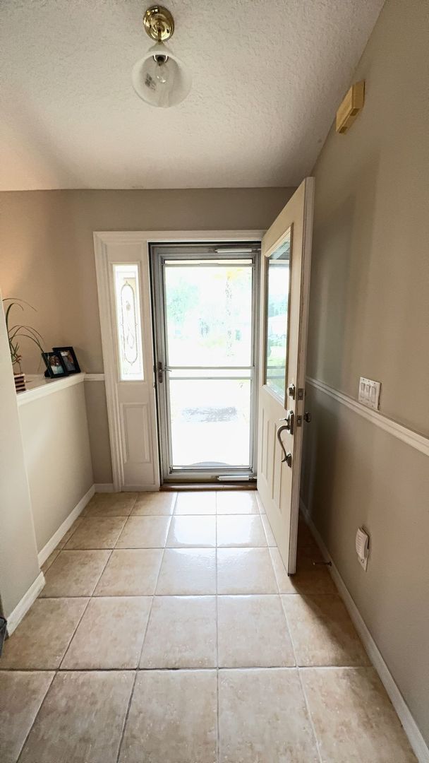 Foto del edificio - Beautiful 3-Bedroom, 2 bath Home with Screened Porch & Lawn CAre Included