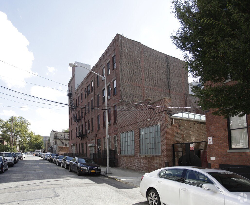 Primary Photo - 140-144 Jackson St