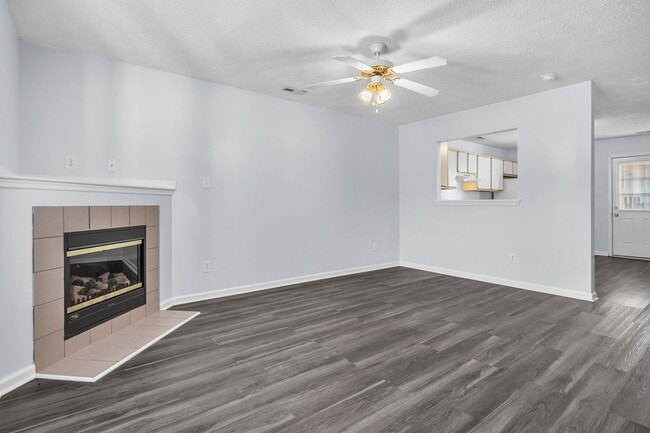 Building Photo - 2 Bed 2.5 Bath Townhome