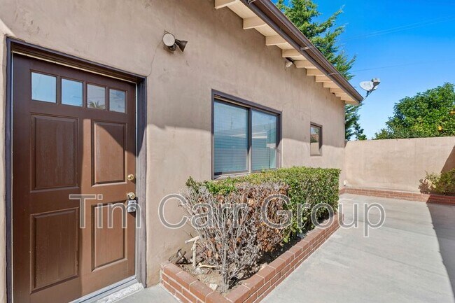 Foto del edificio - 2225 Santa Ana Ave