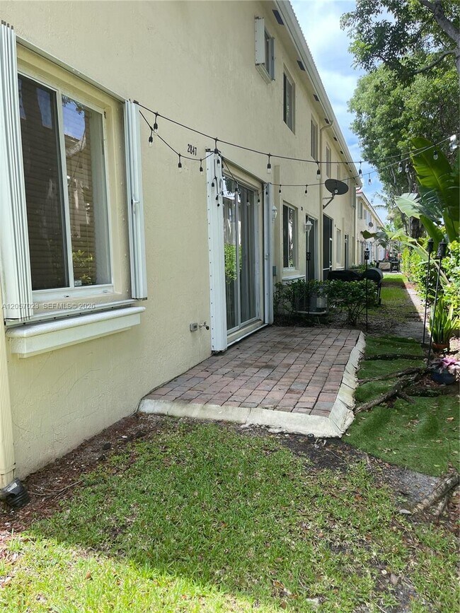 Building Photo - 2847 S Evergreen Cir